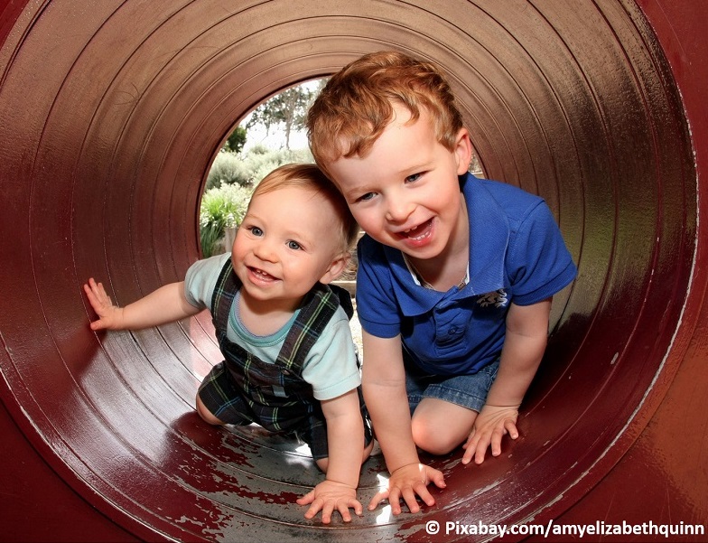 Bild brothers pixabay amyelizabethquinn Bild Kinder in Bewegung