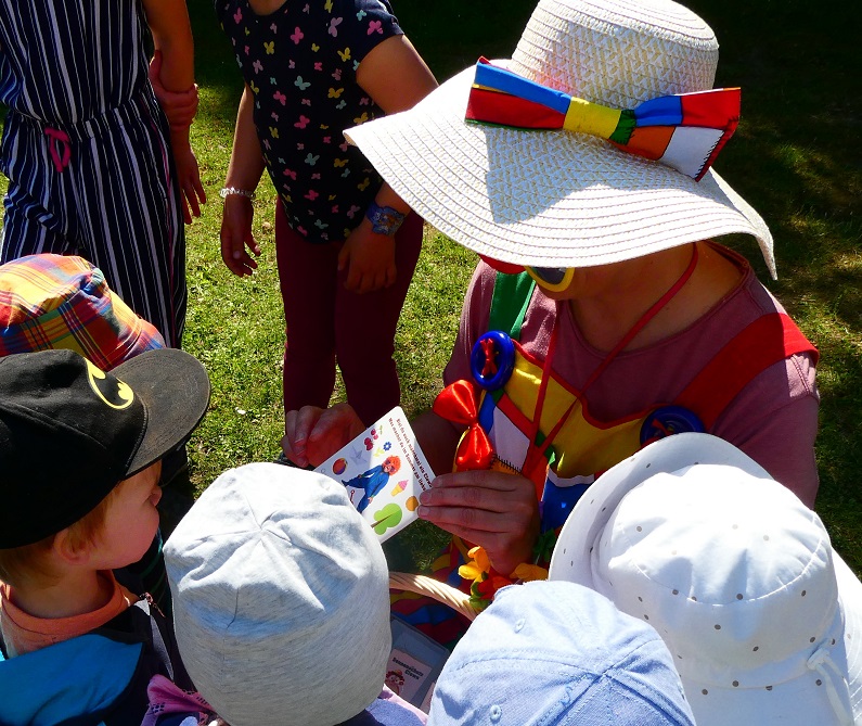 Kindertag – Clown Zitzewitz mit Kindern